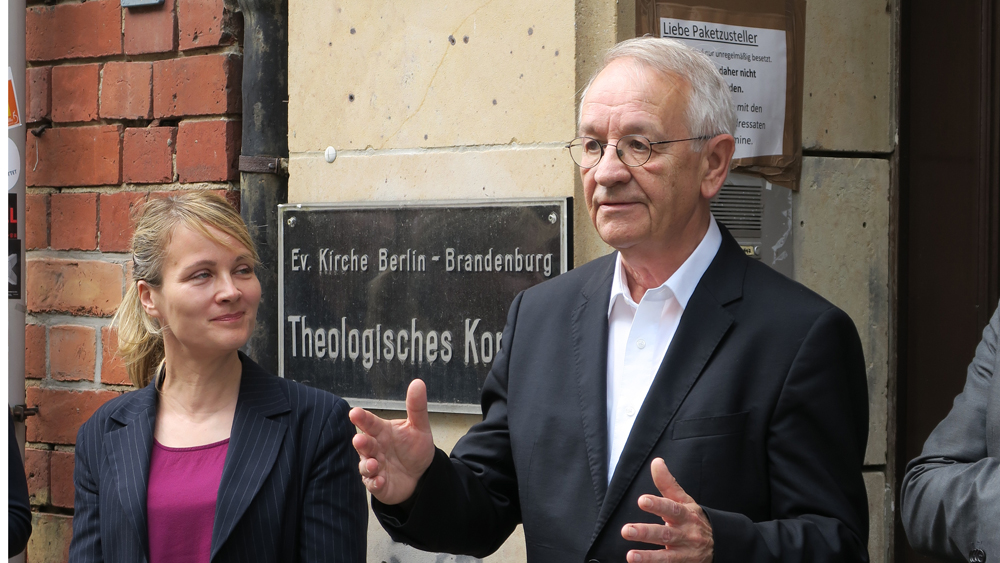 Wolf Krötke vor dem Theologischen Konvikt im Jahr 2018