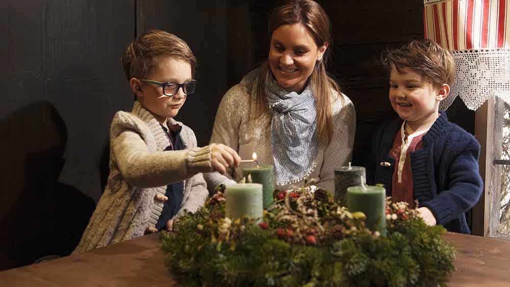 Für jeden Sonntag im Advent dürfen Kinder und Erwachsene eine Kerze anzünden