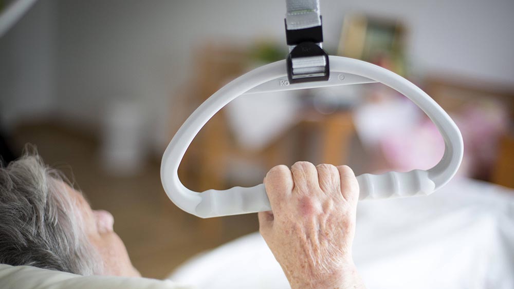 Für nur wenig mehr Beiträge wäre einem Gutachten zufolge eine Pflegevollversicherung ohne Eigenanteile möglich