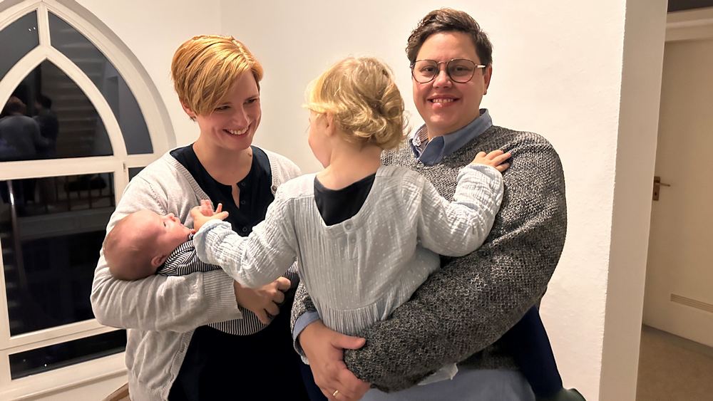 Die beiden Pastorinnen Ellen und Stefanie Radtke halten ihre beiden Kinder Fides und Fritza auf den Armen.