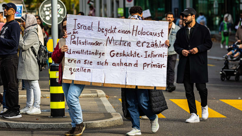 Antisemitische Parolen auf einer Pro-Palästinensischen Demonstration (Archivbild)