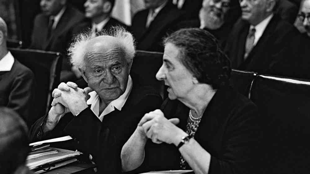Premierminister David Ben Gurion mit Außenministerin Golda Meir 1956 in der Knesset
