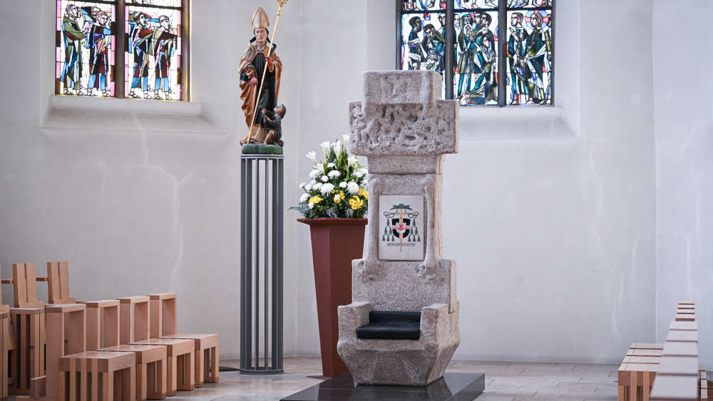 Der Bischofstuhl im Rottenburger Dom, noch mit dem Wappen des scheidenden Bischof Dr. Gebhard Fürst