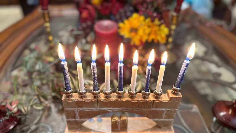 Brennende Kerzen gehören zum Chanukka-Fest dazu