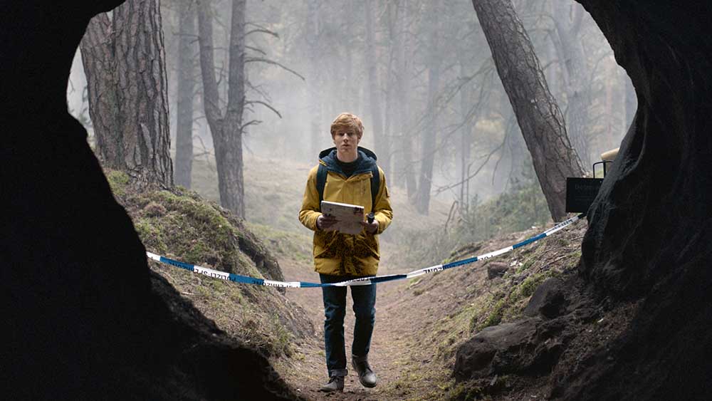 Louis Hofmann in der Netflix-Serie "Dark mit seiner gelben Regenjacke