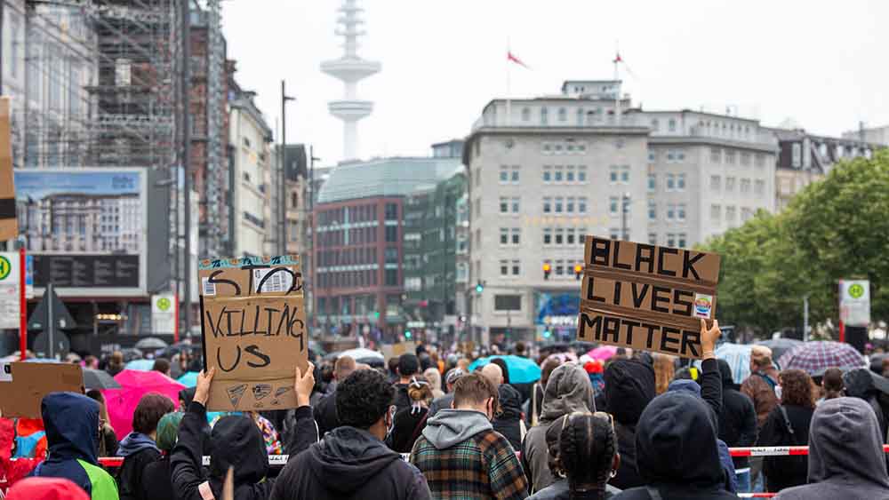 In vielen Orten Deutschlands, hier in Hamburg, gehen Menschen auf die Straße gegen Rassismus (Archiv)