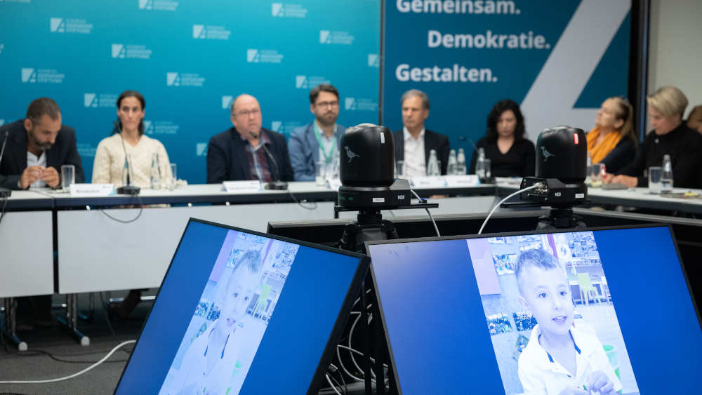 Batsheva gehört zu einer Gruppe, die in Deutschland ist, um im Bundestag und in Ministerien sowie mit der Presse zu sprechen