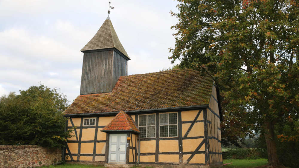 Dorfkirche in Not: die Fachwerkkirche in Klempenow (Landkreis Mecklenburgische Seenplatte)