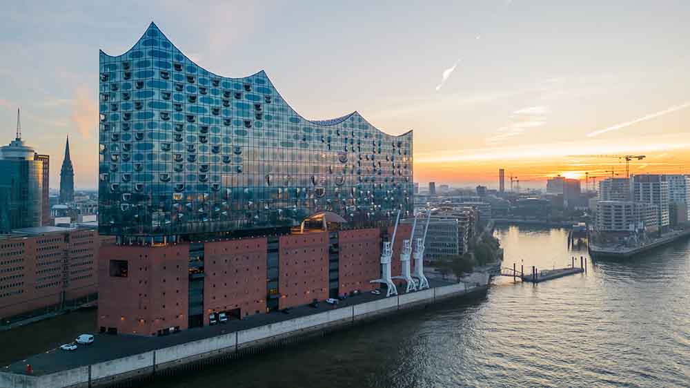 Elbphilharmonie aus der Luft bei Sonnenaufgang fotografiert