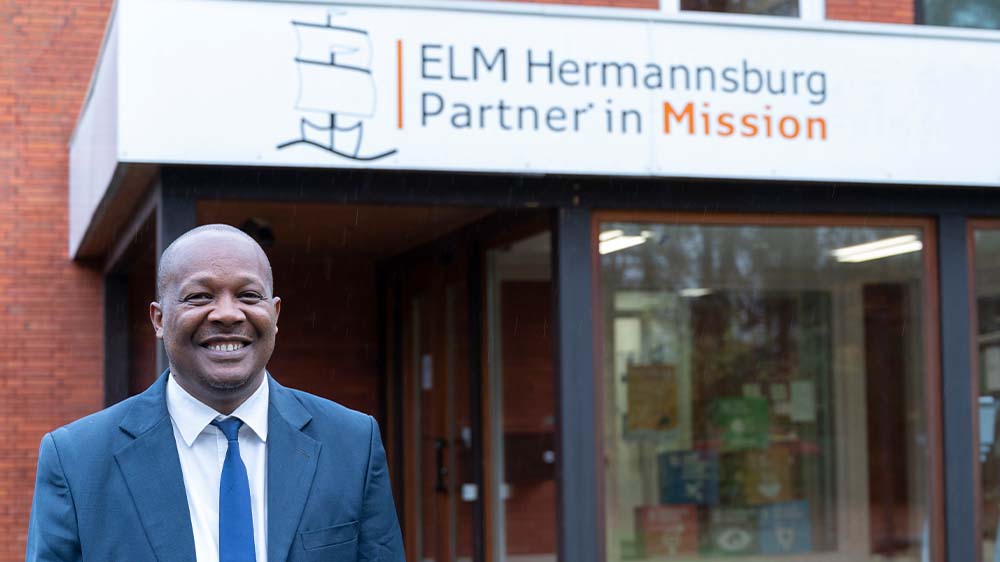 Der promovierte Theologe Emmanuel Kileo steht vor der Zentrale des Evangelisch-lutherischen Missionswerkes in Niedersachsen in Hermannsburg