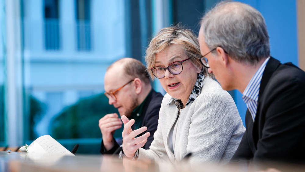 Caritas-Präsidentin Eva Maria Welskop-Deffaa (Mitte) fordert mehr Einfluss bei der Flüchtlingshilfe