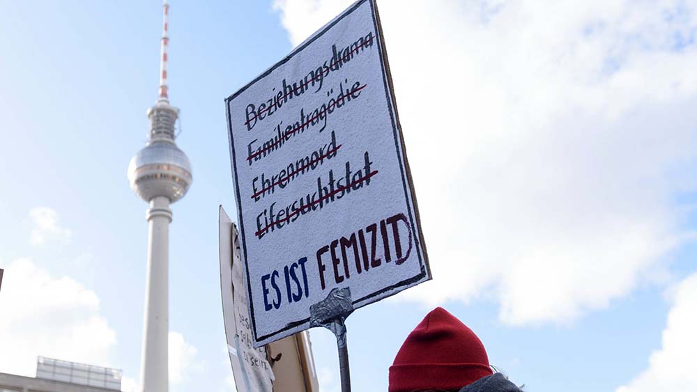Weltweit wie hier in Berlin gehen Menschen gegen Femizid auf die Straße