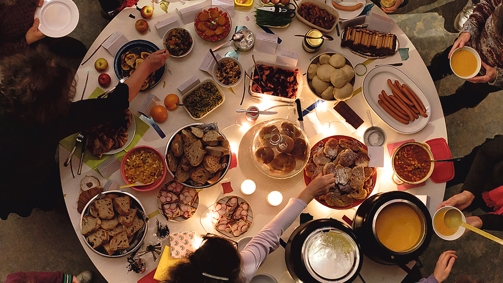 Gedeckter Tisch beim "Fest der Toten" in der Genezarethkirche in Berlin-Neukölln