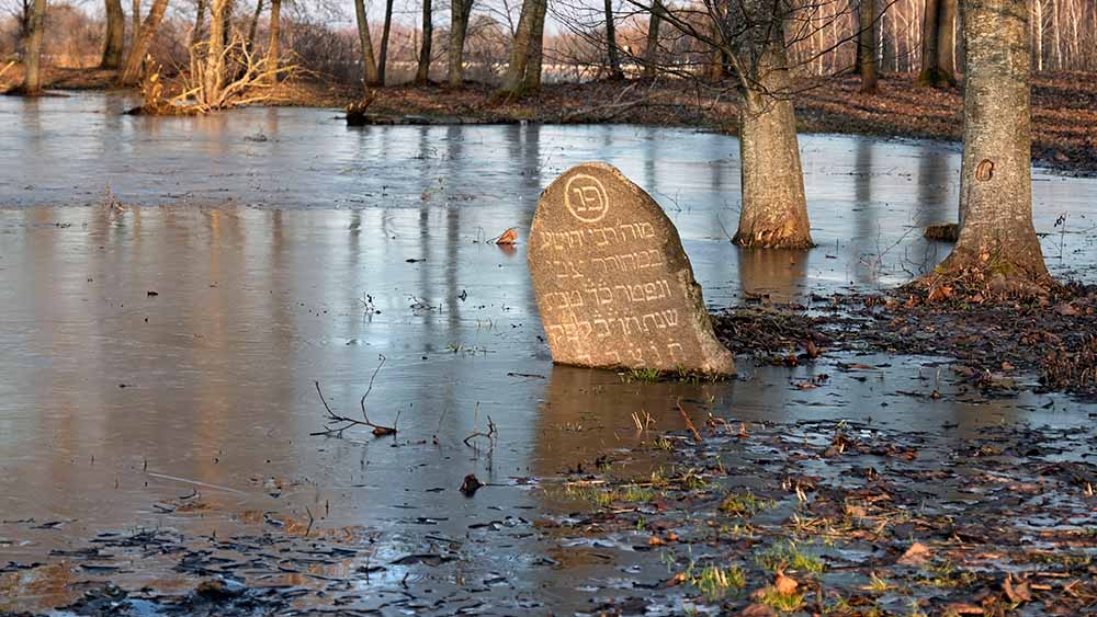 Der einstige jüdische Friedhof Birzai in Litauen steht unter Wasser