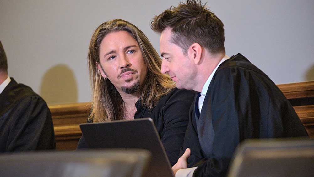 Vor Gericht: Sänger Gil Ofarim (li.) mit seinem Anwalt Alexander Stevens