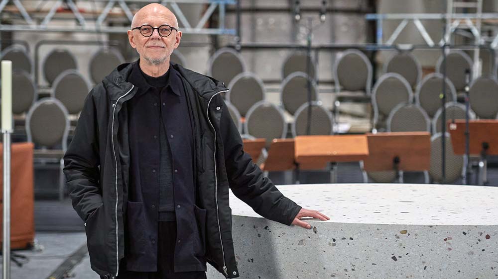 Künstler Leo Zogmayer vor dem neuen Altar in der Hedwigskirche in Berlin 