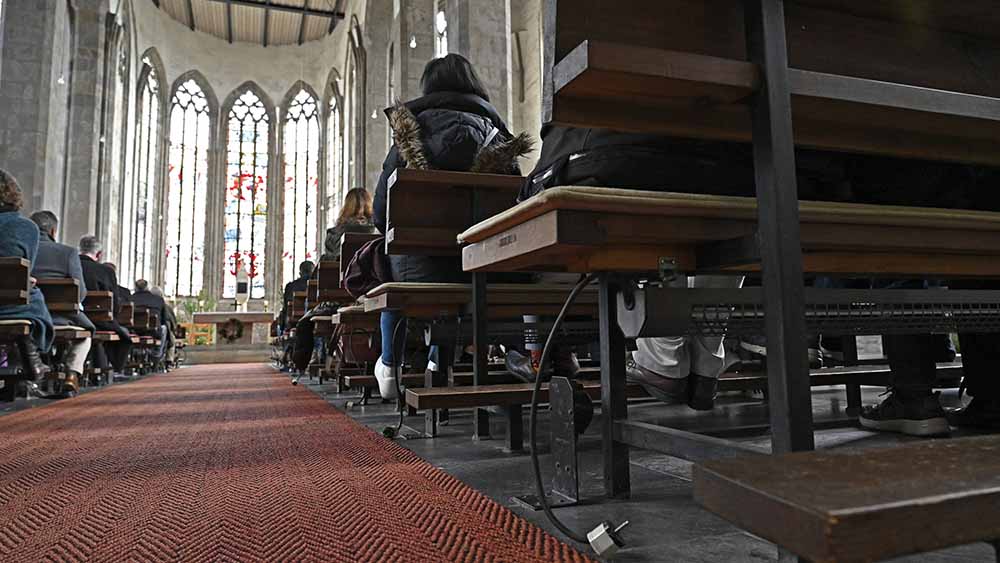 Die Universitätskirche in Magdeburg wärmt Besucher mit elektrischen Heizstrahlern