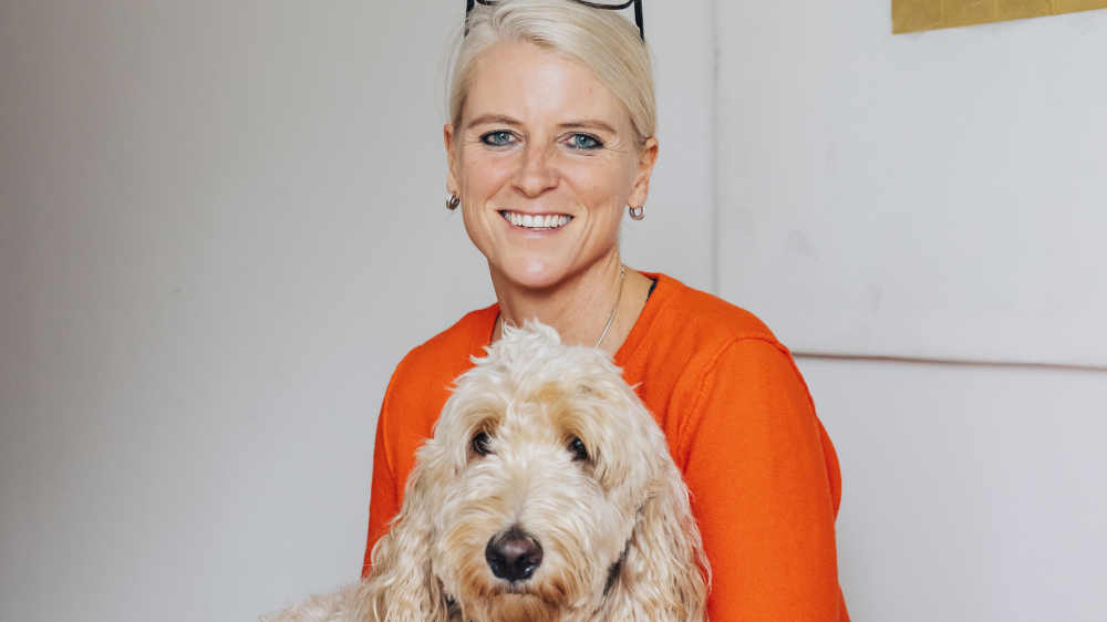 Marion Kopf besucht einmal in der Woche mit ihrem Hund Pina das Hospiz Esslingen