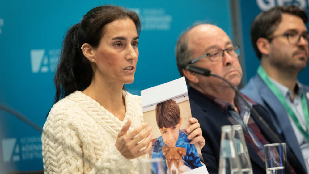 Batsheva Yahalomi Cohen (li.) und Gilad Korngold sprechen im Bundestag und in Ministerien über das Schicksal der Entführten, die bei den Terrorangriffen vom 7. Oktober 2023 in den palästinensischen Gazastreifen verschleppt worden sind