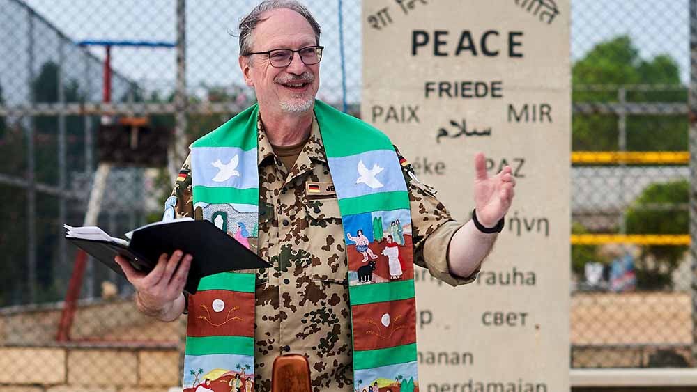 Jens Augustin bei einem Gottesdienst im Militärcamp im Libanon