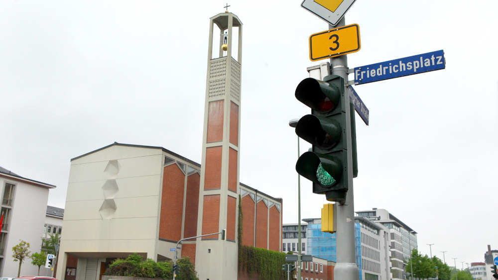 Nach dem Einsturz ihres Daches bekam die Kasseler Elisabethkirche ein Notdach