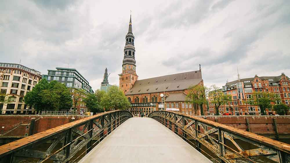 In der Hamburger Hauptkirche St. Katharinen feiert Amnesty International traditionell einen Gottesdienst zum Buß- und Bettag