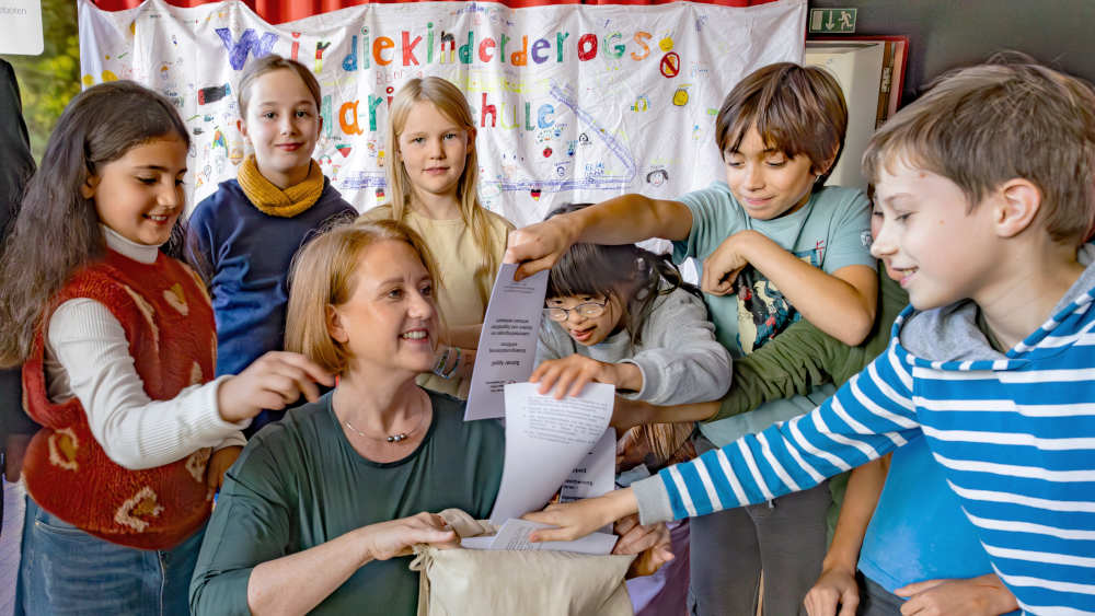 Schüler und Schülerinnen der Marienschule in Bonn übergeben am Ende einer Tour durch Bonn ihre Forderungen an Bundesfamilienministerin Lisa Paus