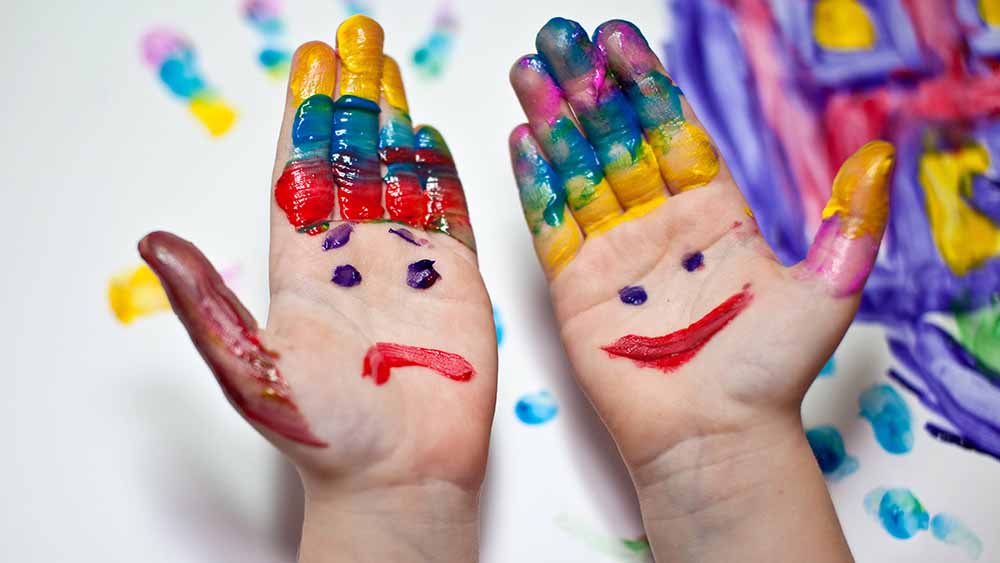 In einer Kita in Schwerin hängen Plakate gegen Rechtsextremismus und für Demokratie