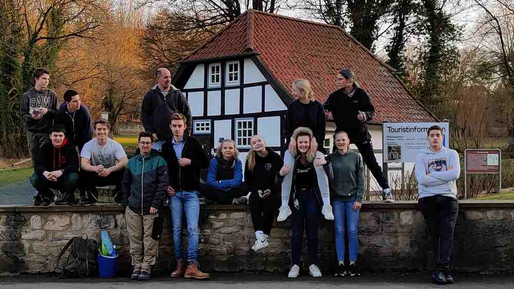 Rund 20 evangelische Jugendliche aus Lamspringen und ihr Pastor Stephan Gensicke haben sich zum Foto vor einem der Klostergebäude aufgestellt. Sie freuen sich, dass sie den Flüchtlingen helfen können.