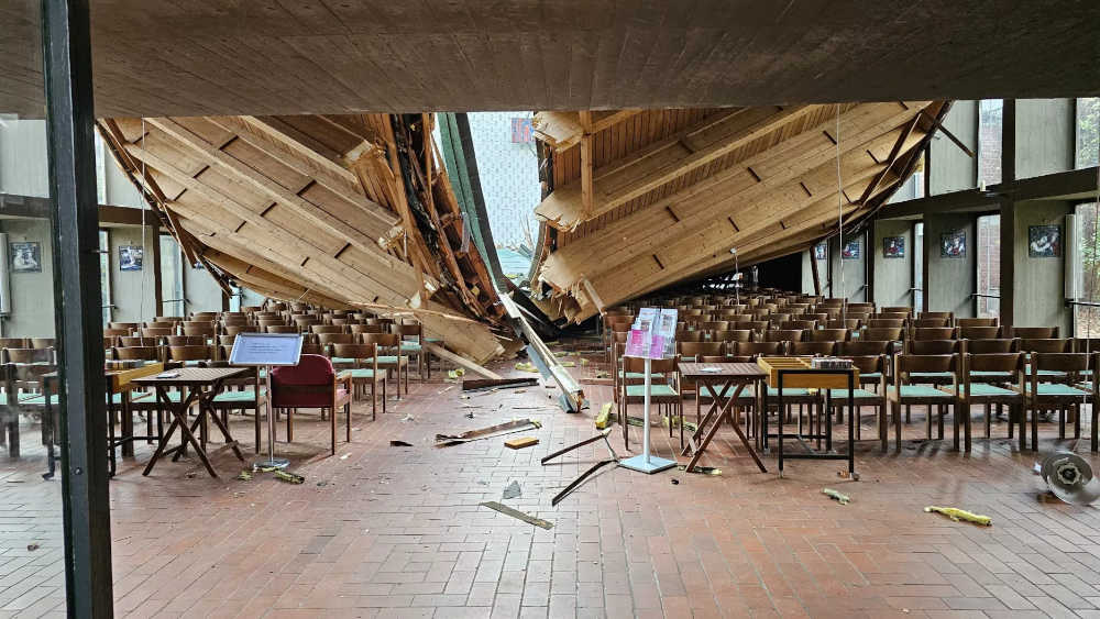Der Innenraum der Kunstkirche Sankt Elisabeth in Kassel nach dem Dacheinsturz