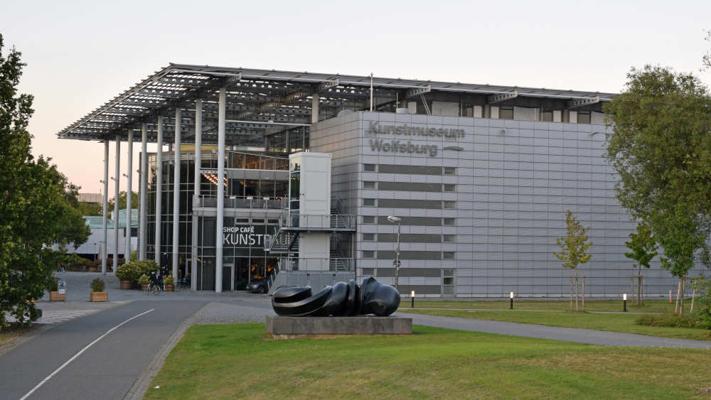 Das Kunstmuseum Wolfsburg feiert sein 30-jähriges Bestehen in 2024 mit einer Sonderausstellung unter dem Titel „Welten in Bewegung“