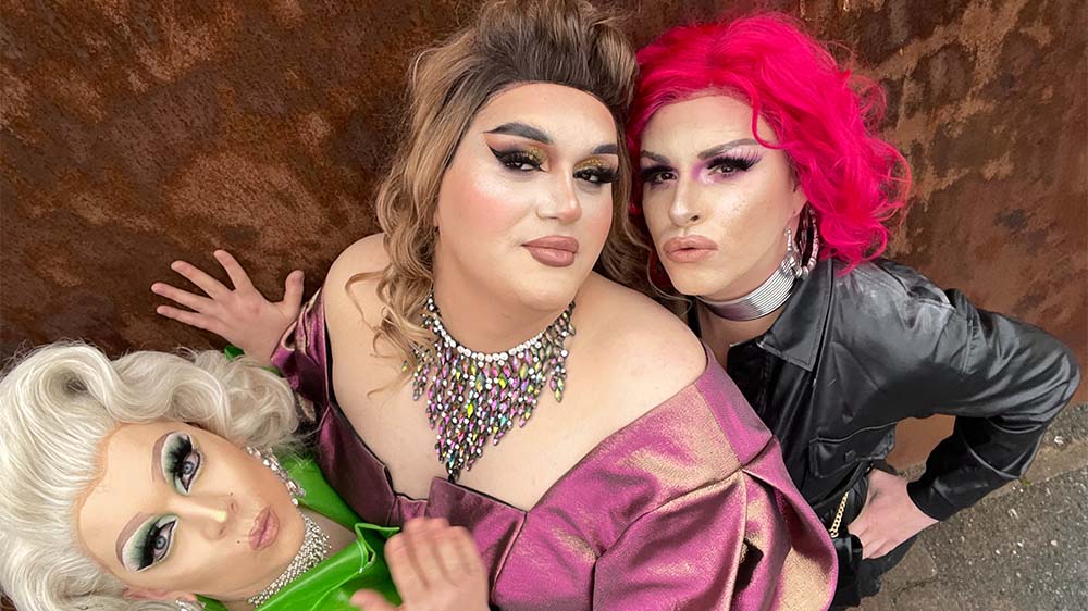 Jakob Celebi (Mitte) und seine neue Familie: Mit seinen Drag-Freunden fühlt sich der Berliner endlich frei