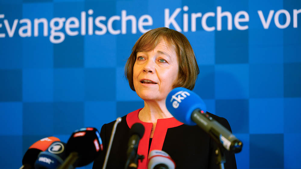 Frau steht vor vielen Mikorofnen