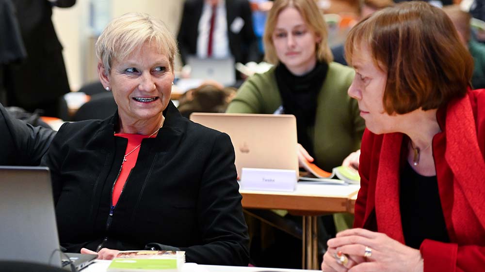 Kirsten Fehrs (li.) und Annette Kurschus während der EKD-Synode in der vergangenen Woche