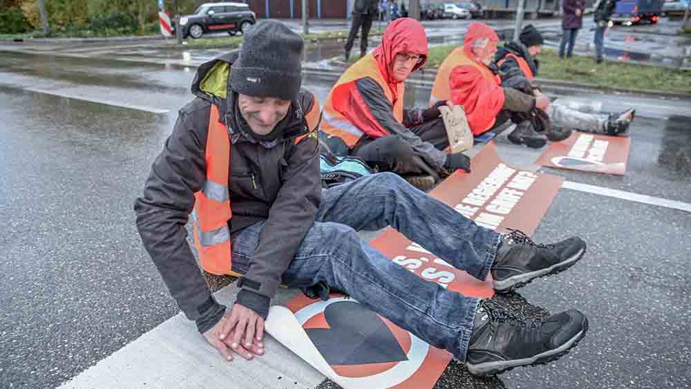 Die "Letzte Generation" ist bekannt dafür, sich an Straßenkreuzungen festzukleben