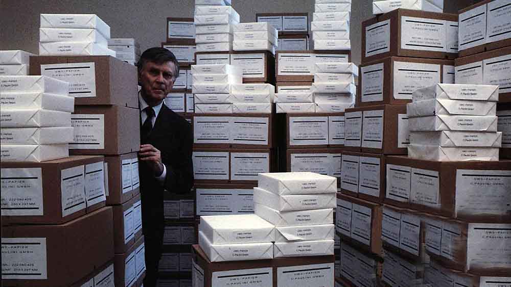 Jede Menge Schreibmaschinenpapier bestellt Loriot in "Pappa ante Portas" - was ihm den vorzeitigen Ruhestand beschert