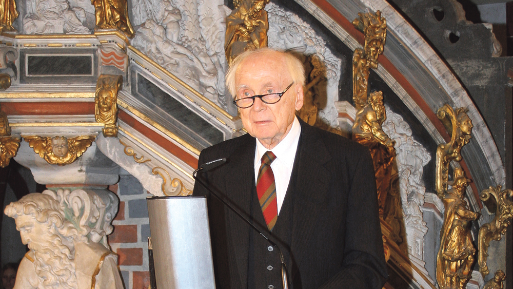 Vicco von Bülow bei seinem Besuch in der St. Gotthardtkirche in Brandenburg an der Havel 2009.