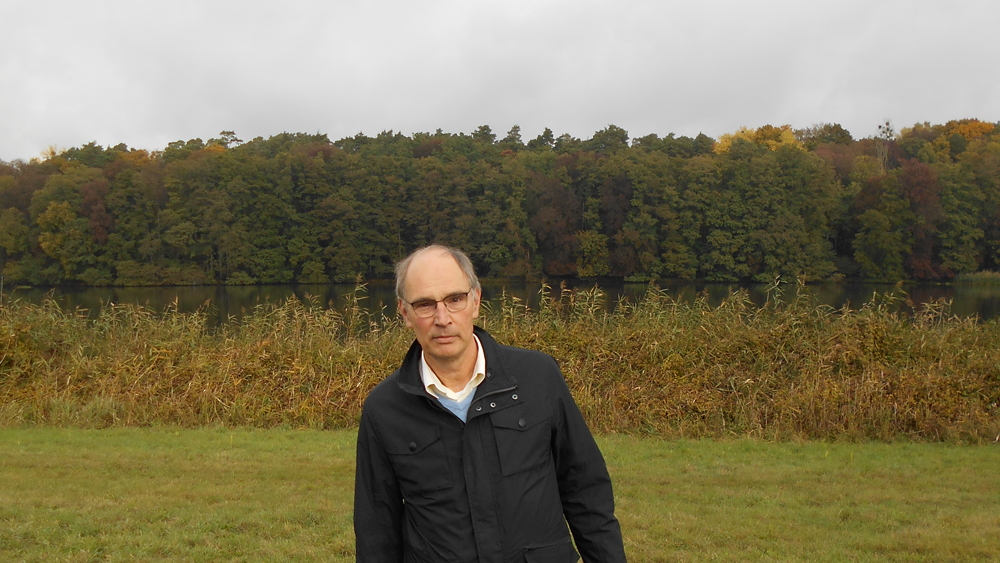 Martin Jenssen am Ufer der Wriezener Alten Oder vor dem rodungsgefährdeten Wald