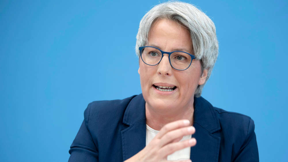 Die Missbrauchsbeauftragte der Bundesregierung, Kerstin Claus, unterstützt die Idee einer Stiftung, um Betroffenen dringend benötigte Hilfe zu bieten