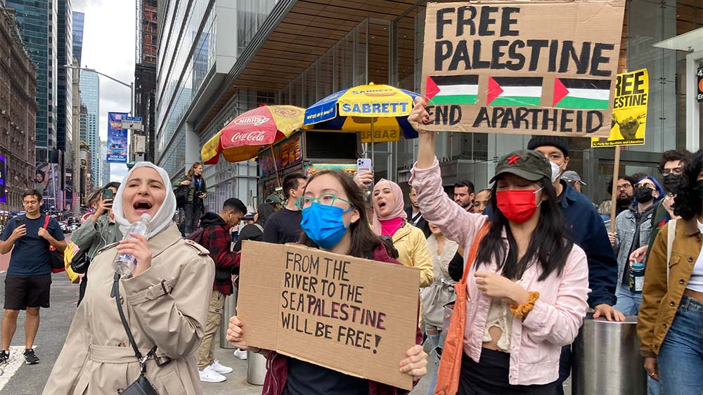 Auf Demonstrationen wie hier in New York zeigen die Teilnehmenden judenfeindliche Sprüche