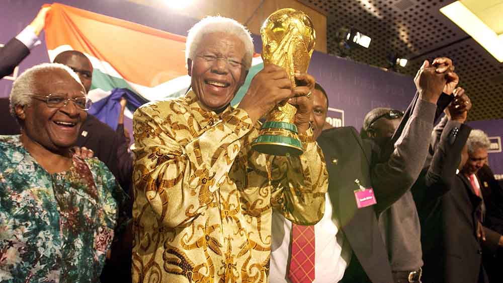 Nelson Mandela strahlt, hier zusammen mit Erzbischof Desmond Tutu (li.) voller Vorfreude auf die Fußballweltmeisterschaft in Südafrika 2010
