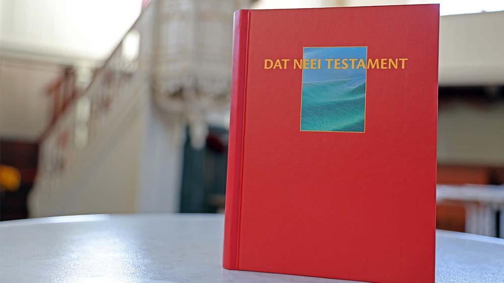 Die Evangelisch-reformierte Kirche hat eine aktuelle Übersetzung des Neuen Testaments in ostfriesischem Plattdeutsch herausgegeben