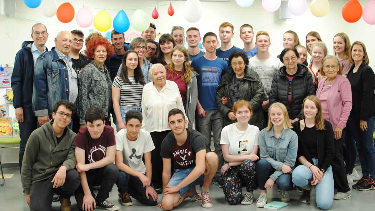 Austauschschüler aus Nordhorn bei einem Treffen mit Shoah-Überlebenden in Haifa
