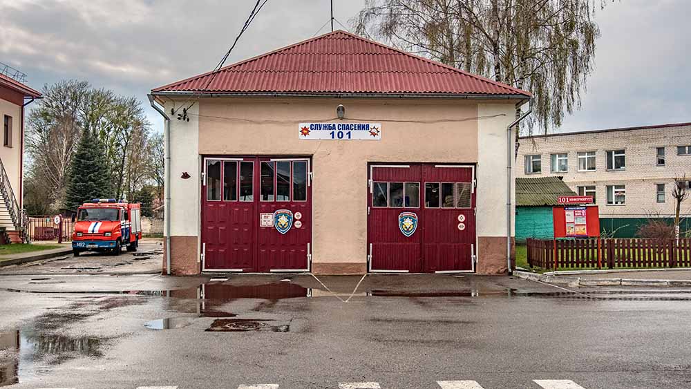 Früher Gebetsort, heute Feuerwehrhaus: die ehemalige Synagoge von Djatlowo, Belarus, 2019.