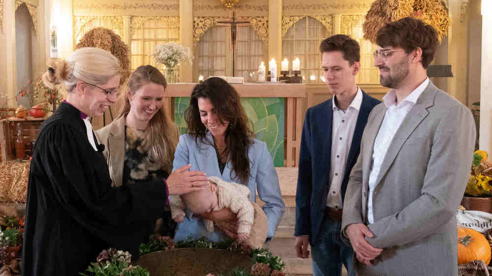 Pastorin Anja Sievers tauft den kleinen Mattis.