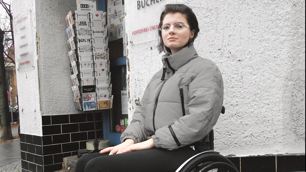 junge Frau sitzt im Rollstuhl