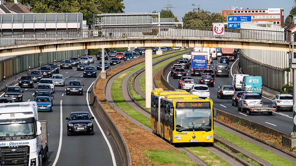 Separate Bus-Spur in der Mitte einer Autobahn
