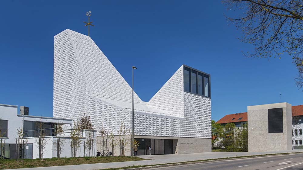 Moderne, außergewöhnliche Kirche, die in ihrer Form an eine Sprungschanze erinnert