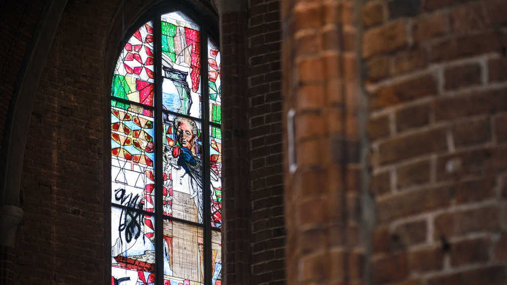 Nach siebenjähriger Bau- und Planungszeit wurde in der evangelischen Marktkirche in Hannover das umstrittene Reformationsfenster des Künstlers Markus Luepertz eingeweiht