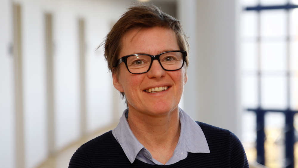 Kinder und Jugendliche, die Angehörige pflegen, erhalten laut der Pflegewissenschaftlerin Sabine Metzing bislang nur selten Unterstützung